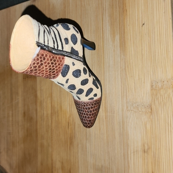 Raine You Animal You Mini Shoe W/Box #25111 - Picture 2 of 6